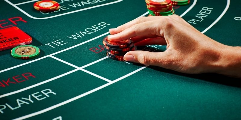Theo để giữ chân và thể hiện sức mạnh của bản thân